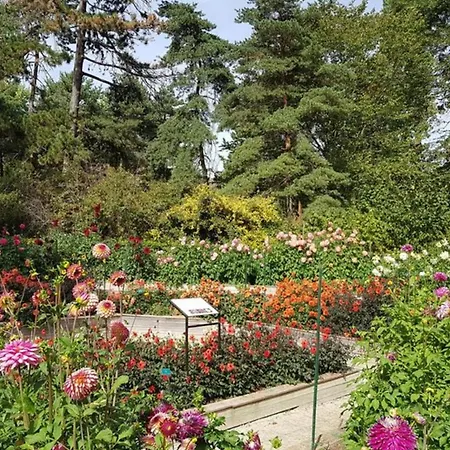 In Elegant 3-bedroom Near Bois De Vincennes Parigi