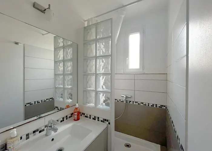 Casa de Férias In Elegant 3-bedroom Near Bois De Vincennes