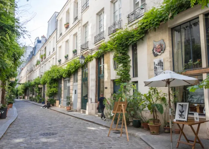 In Elegant 3-bedroom Near Bois De Vincennes Paris